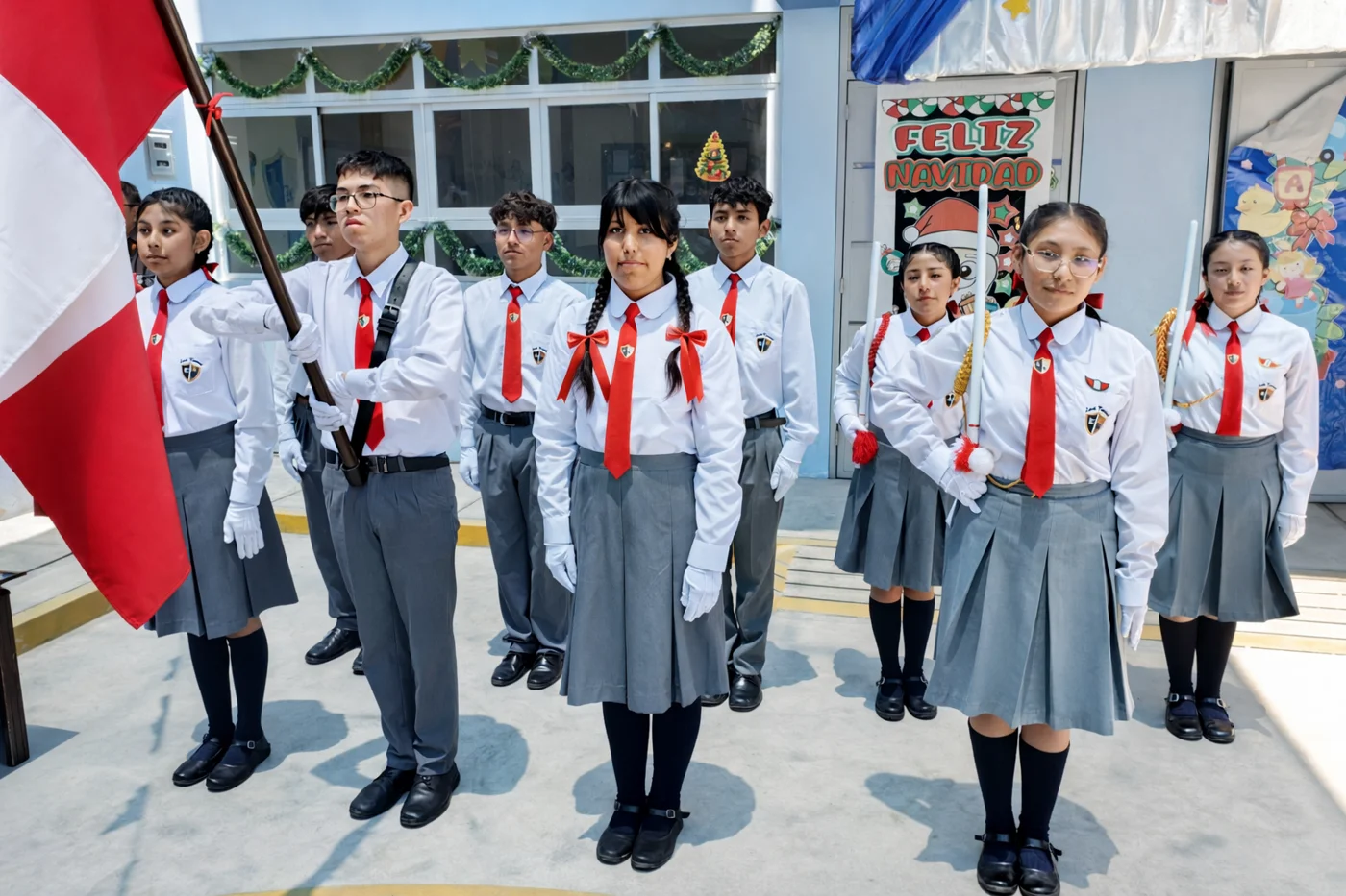 Estudiantes con la bandera del Perú en una ceremonia escolar