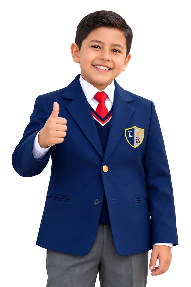 Estudiante de Lord Karmel con uniforme, haciendo un gesto de aprobación
